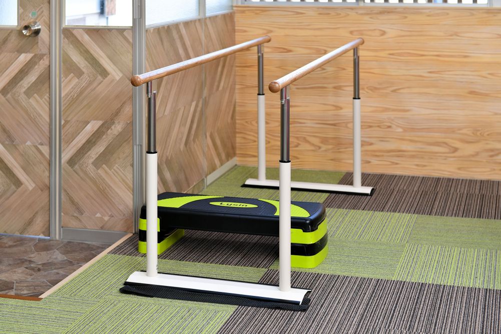 平行棒、ステップ台｜ささき整骨院・リハビリデイサービスすきっぷ｜福井｜合同会社 A DAY（アデイ）